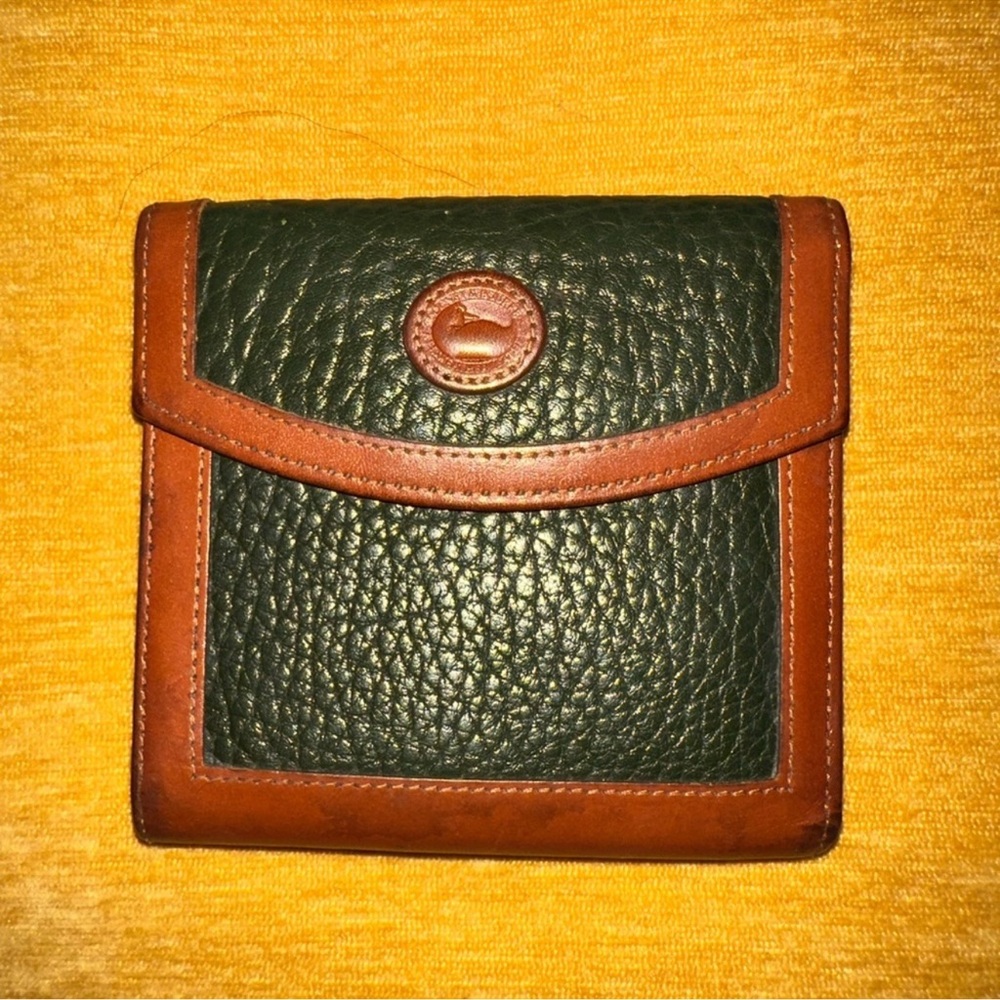 Vintage, Dooney 💚 Bourke kiss lock bifold leather wallet